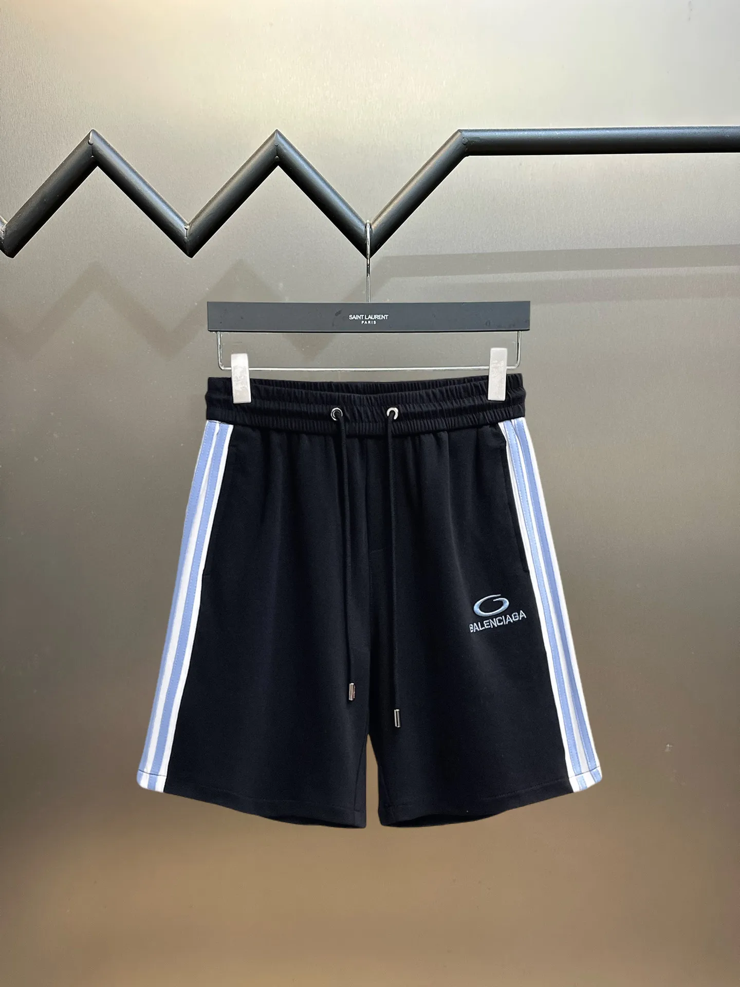Balenciaga's three-standard complete 2026 summer New Arrival men's casual shorts, advanced custom-made Breathable fabric, Breathable fabric, extremely stretchy and comfortable, impeccable details, top-grade accessories, original logo design concept, delicate and soft feel! The upper body fit is awesome! Size: M-XXXL Please state your height and weight when ordering